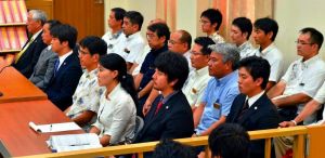 「辺野古違法確認訴訟」判決の開廷を待つ県側=16日午後、福岡高裁那覇支部(代表撮影)
