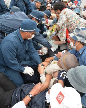 座り込みで抵抗する市民を強制排除する機動隊=23日午前9時20分ごろ、名護市のキャンプ・シュワブゲート前