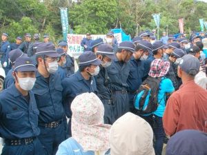 ヘリパッド建設反対を訴える市民を取り囲む機動隊員=18日、東村高江・米軍北部訓練場N1地区表側出入り口前