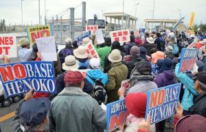 米軍キャンプ・シュワブゲート前で新基地建設への抗議の声を上げる市民ら=11日午前10時10分、名護市辺野古