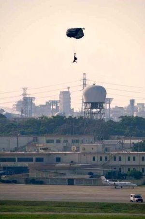 嘉手納基地でパラシュート降下訓練(資料写真、2017年5月撮影)