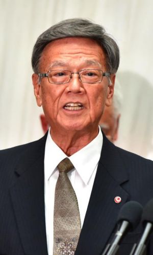 奥港の使用許可について記者会見した翁長雄志知事=15日午後、県庁
