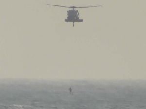 ジンベイザメのいけす近くでつり下げ訓練をする米海軍のMH60ヘリ=25日午後、読谷村都屋沖(読谷村漁業協同組合提供)