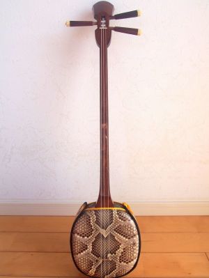 <div class="caption">これが沖縄の三線です</div>