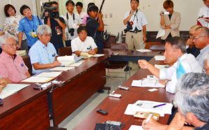 基地の県内移設に反対する県民会議の山城博治共同代表ら(右側)は奥港の使用許可の撤回を求めた=15日、県庁