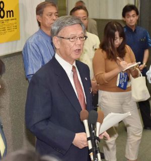 トランプ氏当選確実を受け、記者の質問に答える翁長雄志知事=9日午後5時45分、沖縄県庁