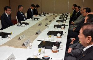 県内の保守系市長8人と昼食会で会談する河野太郎外相(左端)=2日午後、那覇市内のホテル