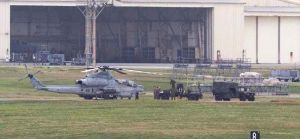 嘉手納基地に飛来した、渡名喜村で不時着した米軍のAH1Z攻撃ヘリ。渡名喜島から普天間飛行場に戻る途中で嘉手納基地に降り、機体からロケット訓練弾を降ろす様子が確認された=24日午前11時41分、米軍嘉手納基地(読者提供)