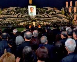 大勢の参列者が詰め掛けた翁長雄志知事の告別式=13日午後3時、那覇市・大典寺(代表撮影)