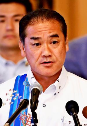 政策を発表する佐喜真淳氏=3日午後、那覇市・ANAクラウンプラザホテル沖縄ハーバービュー