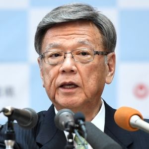 国が岩礁破砕許可申請の更新をしないことについて、会見で意見を述べる翁長雄志知事=16日、県庁