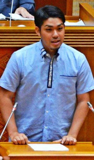 県民投票の意義を説明する「『辺野古』県民投票の会」の元山仁士郎代表=20日、県議会