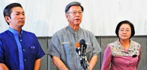 会談後、記者団の質問に答える(左から)松本哲治浦添市長、翁長雄志知事、城間幹子那覇市長=19日、沖縄県庁