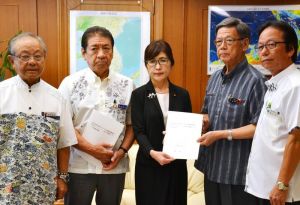 米軍嘉手納基地の運用を巡り、稲田朋美防衛相(中央)に抗議した翁長雄志知事(右から2人目)と三連協の桑江朝千夫沖縄市長(同4人目)、當山宏嘉手納町長(右端)、野国昌春北谷町長(左端)=7日、防衛省