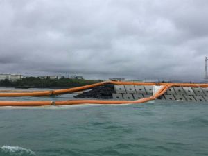K4護岸に打ち上げられたオイルフェンス=3日午後0時20分ごろ