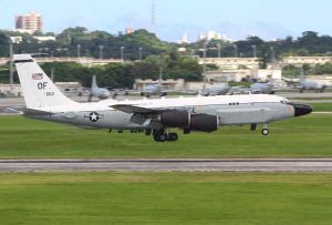 米軍嘉手納基地に着陸する電子偵察機RC135S。北朝鮮が発射実験したミサイルの弾道を追尾した任務の後とみられる=4日午後3時ごろ(読者提供)
