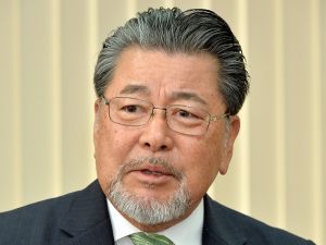 政府に辺野古新基地建設を断念させるには、市民の粘り強い闘いと世論の構築が必要、と語る呉屋守將オール沖縄共同代表=3日、那覇市・金秀本社