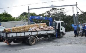 N1表から資材を搬入するトラック=4日午前8時46分、国頭・東の村境