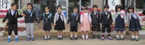 勢ぞろいした新1年生の5組の双子たち。左から宮里航成・泰成君、金城星頼・娃星さん、金城秀雅君・柚杏さん、川俣賢聖・龍聖君、毛利怜・舞さん=糸満市西崎町の光洋小学校