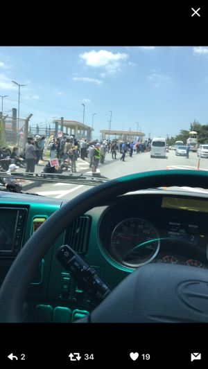 バス運転手のツイッターに投稿された写真。速度計は15キロを指している