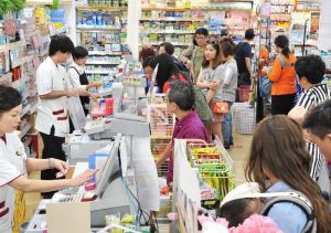 多くの観光客が並ぶドラッグストアのレジ=4月25日、那覇市・国際通り