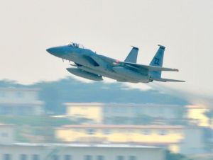 嘉手納基地を飛び立つ米軍戦闘機(資料写真、2014年3月撮影)