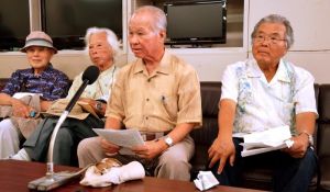 陳情書の内容を説明する「核兵器から命を守る沖縄県民共闘会議」の山内徳信共同代表(右から2人目)ら=26日、県庁