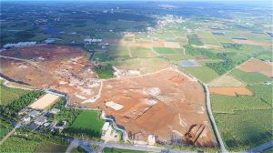 陸上自衛隊の隊庁舎などの建設が進む千代田カントリークラブ跡地。宮古島への陸上自衛隊配備計画の一環=2018年1月、宮古島市上野野原