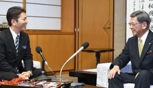翁長雄志知事(右)と面談する松本哲治浦添市長=20日午後、県庁