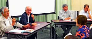 戦争と沖縄文学をテーマに意見交換する浅田次郎さん(左から2人目)や大城貞俊さん(同3人目)ら=22日、東京・神保町の東京堂ホール