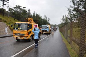 工事用車両の運転手に新基地建設反対を訴える市民ら=4日午前9時20分ごろ、名護市辺野古の米軍キャンプ・シュワブゲート前