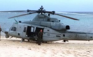 砂浜に不時着した米軍UH1ヘリ=6日午後、うるま市・伊計島(読者提供)