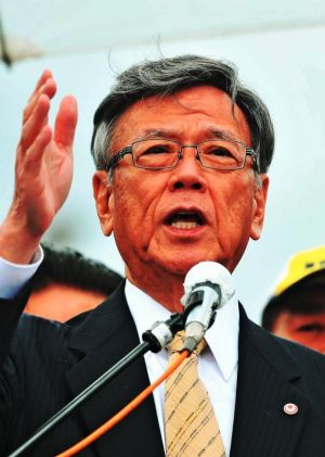 「辺野古に基地は造らせない」と訴える翁長雄志知事=25日、名護市辺野古の米軍キャンプ・シュワブゲート前