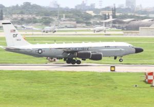 嘉手納基地に着陸する電子偵察機RC135S。北朝鮮が発射した弾道ミサイルの観測任務後とみられる=15日午後0時30分ごろ(読者提供)