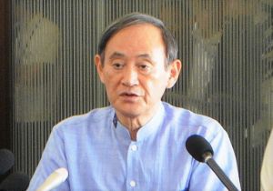北部の首長らとの会談後、記者団の質問に答える菅義偉官房長官=19日、名護市・ホテルゆがふいん沖縄
