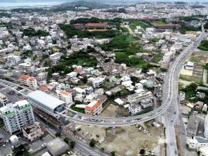 延長ルートの連結工事を終えた沖縄都市モノレール。浦添前田駅(左下)から首里方面に延びる路線=4日(小型無人機で下地広也撮影)