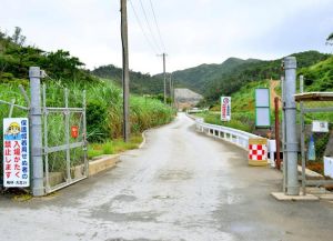 米軍キャンプ・ハンセン内の安富祖ダムの工事現場で4月に発覚した流弾事件。半年経過してが、米軍から説明や情報提供はない=13日午後、恩納村・安富祖ダム工事現場入り口