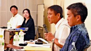 国連での活動を報告する山城博治議長(右から2人目)ら=15日、那覇市職員厚生会館