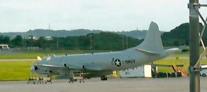 嘉手納基地の旧駐機場で、エンジンをかけた状態で駐機している米海軍P3C対潜哨戒機=4日午後6時40分ごろ(読者提供)