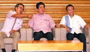 「かりゆし」姿で閣議に臨む(左から)石原経済再生相、安倍首相、麻生財務相=2日、首相官邸