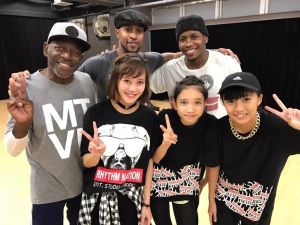 HBDA1期生に選ばれた小林祐佳さん(前列左から2人目)とヒントン・バトルさん(同左端)ら=2016年12月、那覇市内