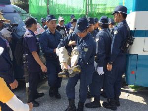 辺野古新基地建設に反対し、ゲート前に座り込んで機動隊に排除される市民=19日午前9時すぎ、名護市辺野古・米軍キャンプ・シュワブ工事用ゲート前