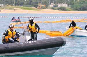 海上保安庁が警備に当たる中、オイルフェンスの設置作業が進められた=4日午後3時50分、名護市辺野古のキャンプ・シュワブ沖(下地広也撮影)