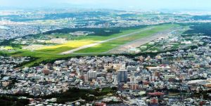 9万5千が暮らす宜野湾市のほぼ真ん中に位置する普天間飛行場(2016年7月撮影)