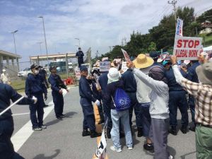 女性の逮捕に抗議する市民ら=6日、名護市辺野古・キャンプ・シュワブゲート前