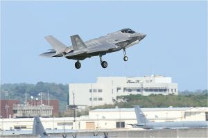 米軍嘉手納基地に暫定配備された最新鋭ステルス戦闘機F35A(読者提供)