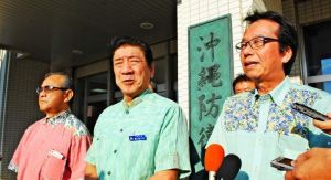 旧駐機場使用に抗議した三連協の首長ら。状況によっては「町民大会も視野に入れる」とした當山嘉手納町長(右)=8日、嘉手納町・沖縄防衛局