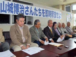 山城博治議長ら3人の早期釈放を求めて訴えるメンバーら=4日午後2時8分、沖縄県庁記者クラブ
