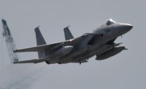 那覇空港を離陸する航空自衛隊のF15戦闘機=3日午後0時57分
