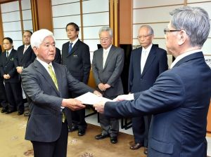 翁長雄志知事(右)から政策調整監の辞令を受け取る吉田勝廣氏=3日午前、沖縄県庁